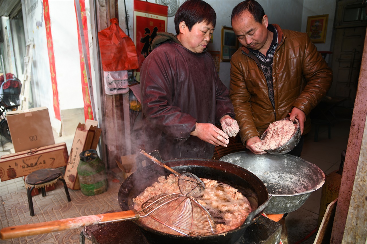 河南大妈炸驴肉丸30年，一斤驴肉炸二斤丸子，做成丸子汤真香