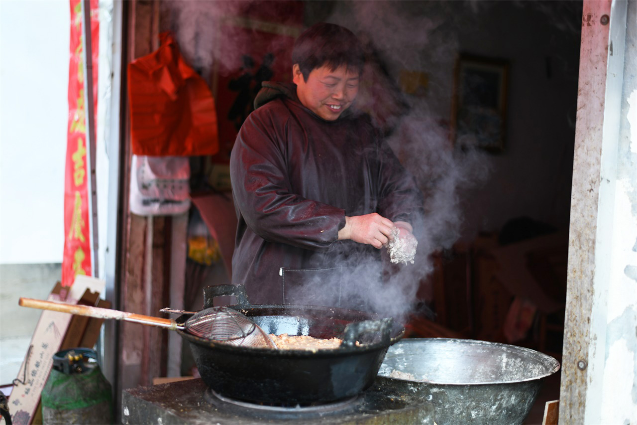 河南大妈炸驴肉丸30年，一斤驴肉炸二斤丸子，做成丸子汤真香