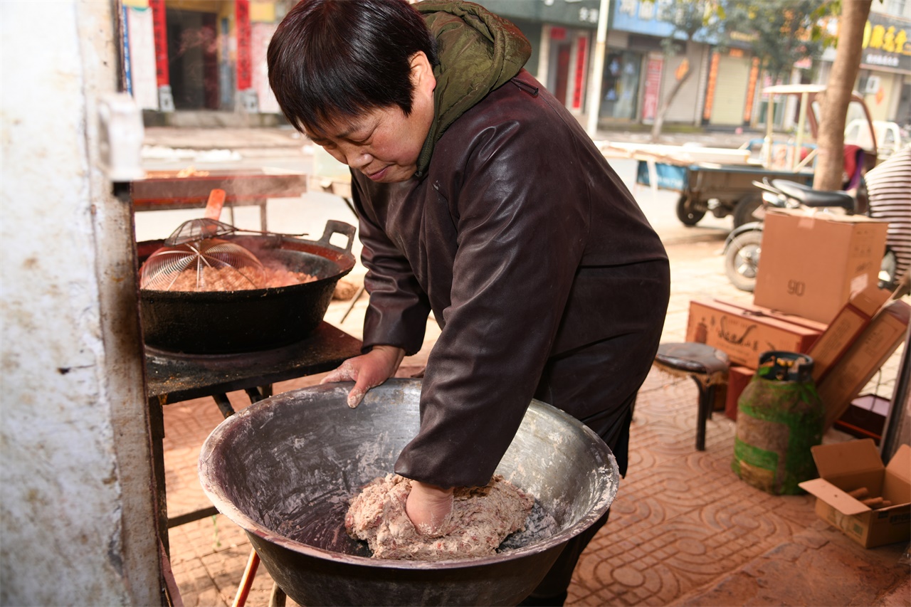 河南大妈炸驴肉丸30年，一斤驴肉炸二斤丸子，做成丸子汤真香