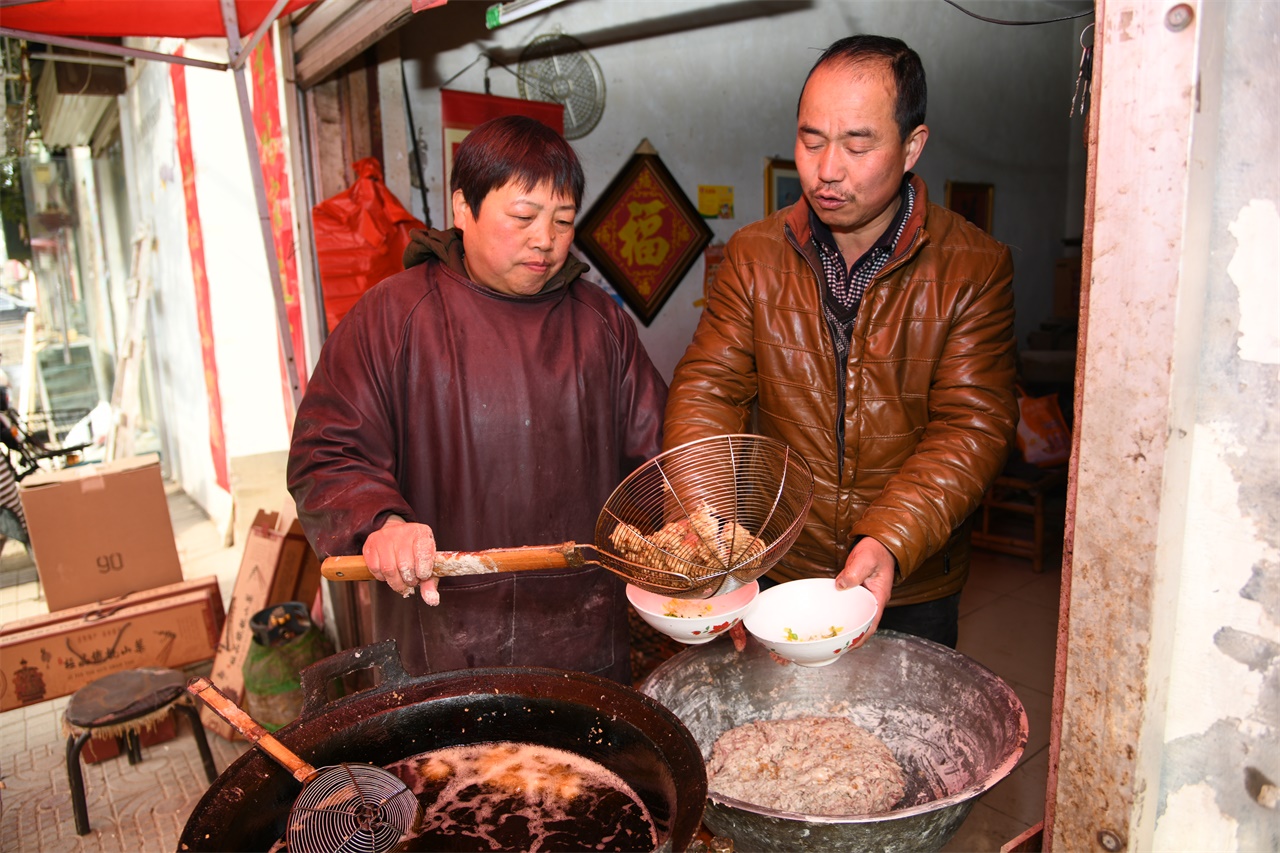 河南大妈炸驴肉丸30年，一斤驴肉炸二斤丸子，做成丸子汤真香