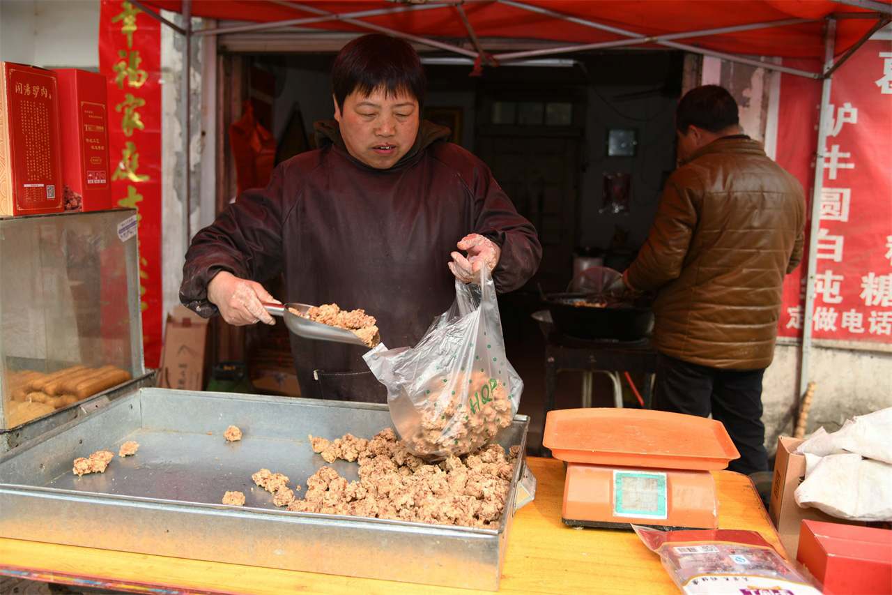 河南大妈炸驴肉丸30年，一斤驴肉炸二斤丸子，做成丸子汤真香